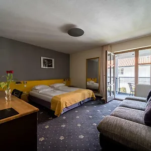 Hotel Sopherl Am - Fruehstueck Auf Der Seeterrasse, Sehr Ruhig Und Wunderschoen Am See, 3 Minuten Nach Oberpfaffenhofen, Viele Radtouren, Restaurants & Cafes In Der Umgebung, Weßling